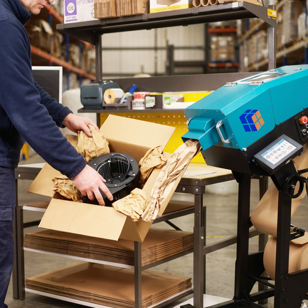 Polstern mit Papier und Papierpolsterspender für Versandkartons